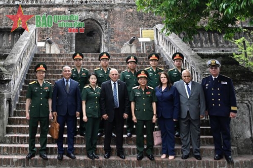 Đoàn đại biểu cấp cao Đảng Cộng sản Cuba thăm Bảo tàng Lịch sử Quân sự Việt Nam